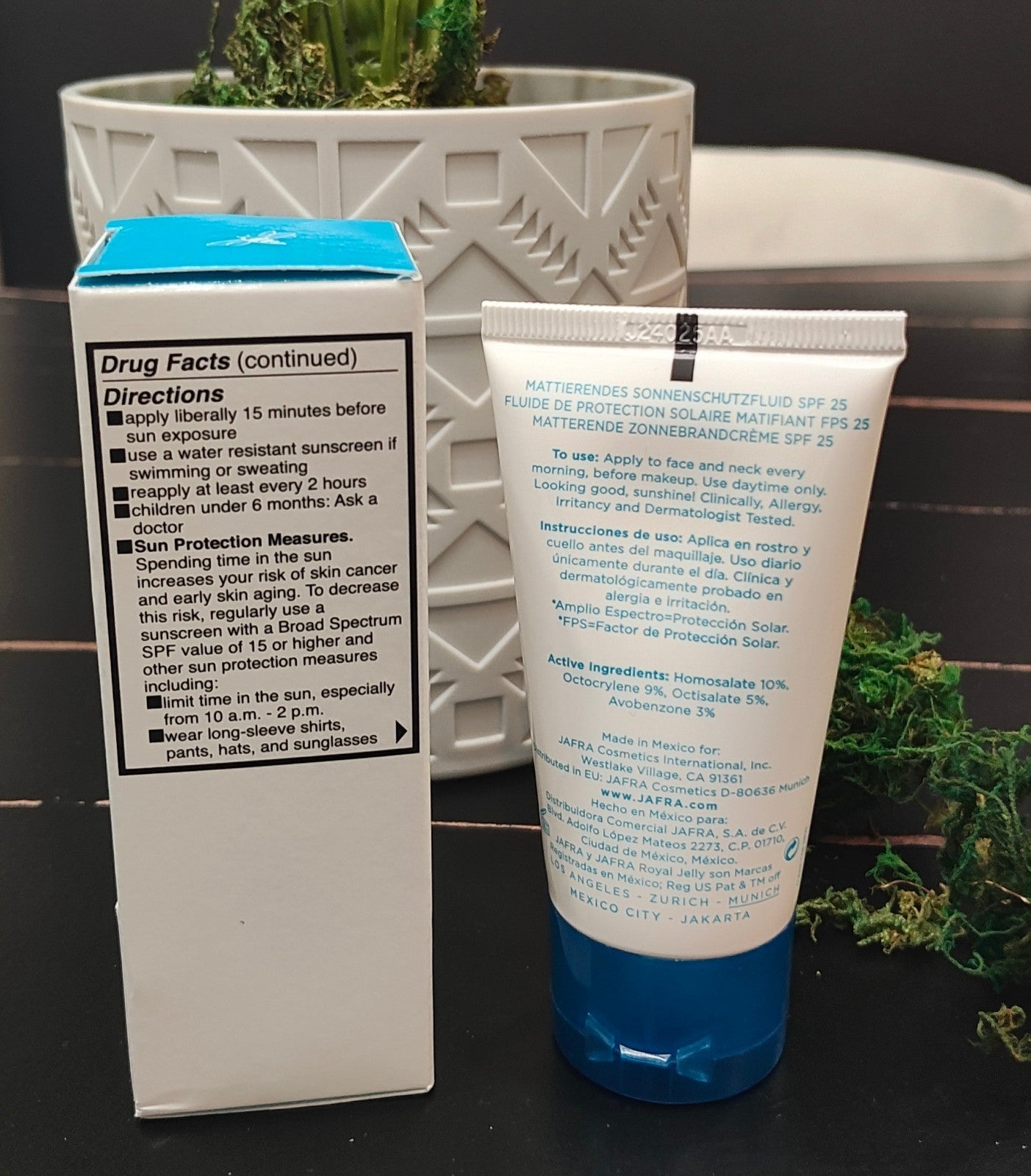 JAFRA Royal Clear Smart Shine Control Sunscreen SPF 25