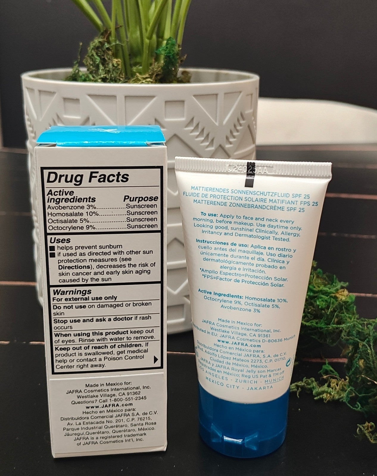 JAFRA Royal Clear Smart Shine Control Sunscreen SPF 25
