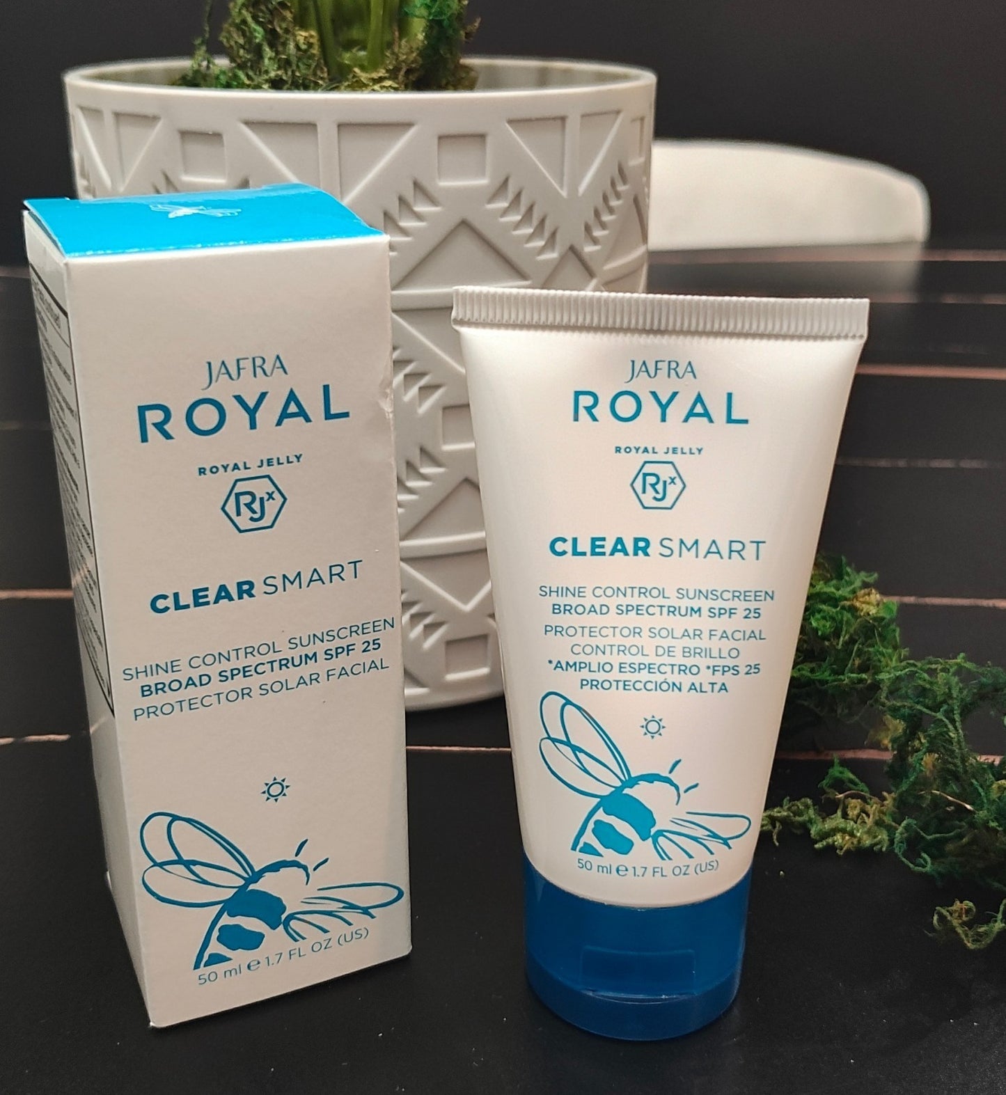 JAFRA Royal Clear Smart Shine Control Sunscreen SPF 25