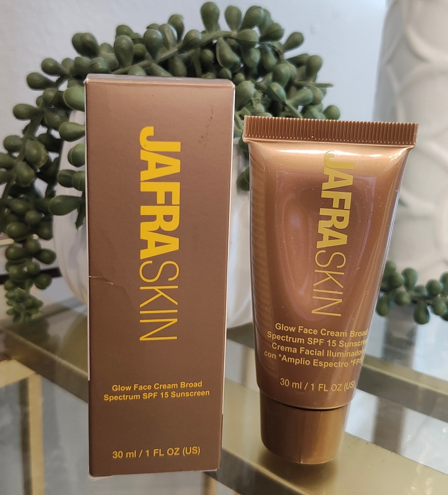 NIB JafraSkin Holiday Trio Skin care 4 PC Set Cleanser,Hydrator, Sun and Mask